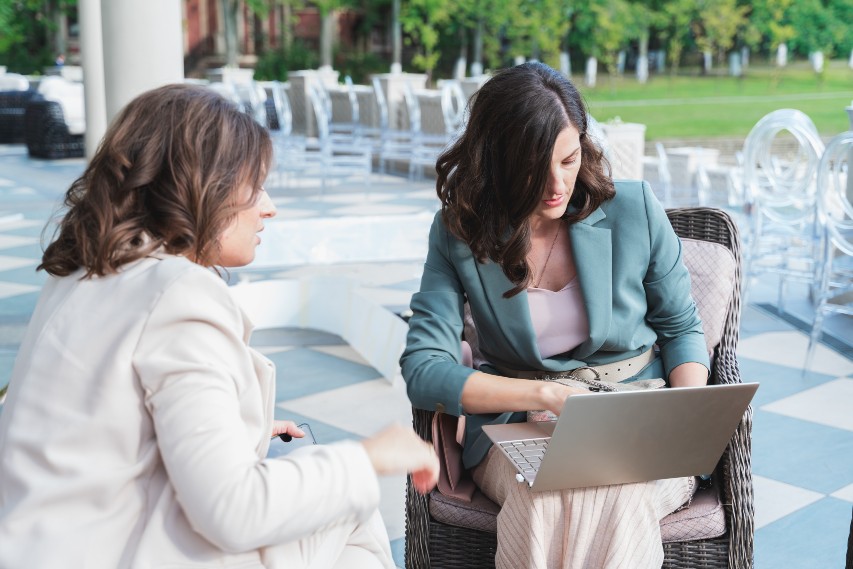 A Detailed Wedding Checklist - Complete Guide choosing a wedding vendor