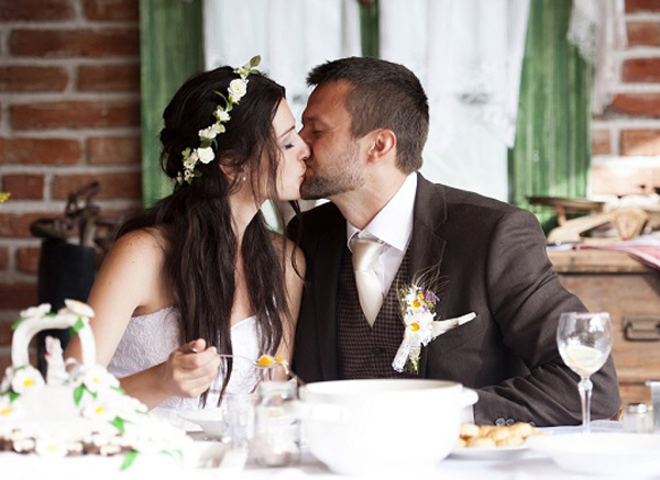 Don’t Forget To Do These Things At Your Wedding Celebration Brunette Bride And Groom Kissing At Wedding Celebration